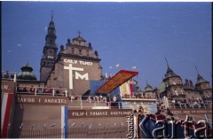 4.06.1979, Częstochowa, Polska.
Pierwsza pielgrzymka papieża Jana Pawła II do Polski w dniach 2-10 czerwca 1979 roku. Widok na klasztor jasnogórski podczas spotkania Ojca Świętego z wiernymi.
Fot. Edward Grochowicz, zbiory Ośrodka KARTA