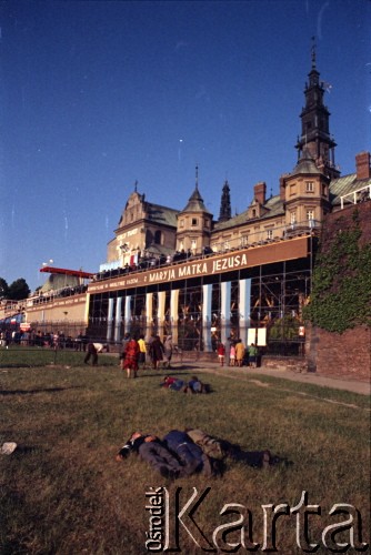 4.06.1979, Częstochowa, Polska.
Pierwsza pielgrzymka papieża Jana Pawła II do Polski w dniach 2-10 czerwca 1979 roku. Zdjęcie zrobione podczas spotkania Ojca Świętego z wiernymi na Jasnej Górze.
Fot. Edward Grochowicz, zbiory Ośrodka KARTA