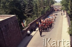 4.06.1979, Częstochowa, Polska.
Pierwsza pielgrzymka papieża Jana Pawła II do Polski w dniach 2-10 czerwca 1979 roku. Wierni w drodze na spotkanie z Ojcem Świętym na Jasnej Górze. 
Fot. Edward Grochowicz, zbiory Ośrodka KARTA