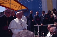 4.06.1979, Częstochowa, Polska.
Pierwsza pielgrzymka papieża Jana Pawła II do Polski w dniach 2-10 czerwca 1979 roku. Spotkanie Ojca Świętego z wiernymi na Jasnej Górze. Za Janem Pawłem II arcybiskup metropolita wrocławski Henryk Gulbinowicz i prałat antykamery papieskiej ksiądz Juliusz Paetz, 3. z prawej fotograf Arturo Mari.
Fot. Edward Grochowicz, zbiory Ośrodka KARTA