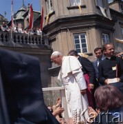 4.06.1979, Częstochowa, Polska.
Pierwsza pielgrzymka papieża Jana Pawła II do Polski w dniach 2-10 czerwca 1979 roku. Spotkanie Ojca Świętego z wiernymi na Jasnej Górze, 1. z prawej ksiądz Stanisław Dziwisz.
Fot. Edward Grochowicz, zbiory Ośrodka KARTA