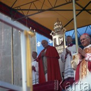 4.06.1979, Częstochowa, Polska.
Pierwsza pielgrzymka papieża Jana Pawła II do Polski w dniach 2-10 czerwca 1979 roku. Ojciec Święty na Jasnej Górze.
Fot. Edward Grochowicz, zbiory Ośrodka KARTA