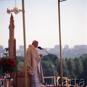 4.06.1979, Częstochowa, Polska.
Pierwsza pielgrzymka papieża Jana Pawła II do Polski w dniach 2-10 czerwca 1979 roku. Ojciec Święty podczas mszy świętej na Jasnej Górze.
Fot. Edward Grochowicz, zbiory Ośrodka KARTA