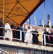 4.06.1979, Częstochowa, Polska.
Pierwsza pielgrzymka papieża Jana Pawła II do Polski w dniach 2-10 czerwca 1979 roku. Powitanie Ojca Świętego na Jasnej Górze. Od lewej: NN, NN, metropolita krakowski arcybiskup Franciszek Macharski, prymas Polski kardynał Stefan Wyszyński, Ojciec Święty, biskup częstochowski Stefan Bareła, sekretarz generalny Konferencji Episkopatu Polski i biskup pomocniczy warszawski Bronisław Dąbrowski, biskup pomocniczy częstochowski Miłosław Jan Kołodziejczyk.
Fot. Edward Grochowicz, zbiory Ośrodka KARTA