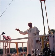 4.06.1979, Częstochowa, Polska.
Pierwsza pielgrzymka papieża Jana Pawła II do Polski w dniach 2-10 czerwca 1979 roku. Ojciec Święty podczas spotkania z wiernymi na Jasnej Górze.
Fot. Edward Grochowicz, zbiory Ośrodka KARTA