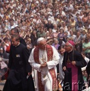 4.06.1979, Częstochowa, Polska.
Pierwsza pielgrzymka papieża Jana Pawła II do Polski w dniach 2-10 czerwca 1979 roku. Ojciec Święty przybywa na spotkanie z wiernymi na Jasnej Górze. Papieżowi towarzyszą m.in. ksiądz Stanisław Dziwisz (z lewej), biskup częstochowski Stefan Bareła (z prawej) i papieski ceremoniarz John Magee (za księdzem S. Dziwiszem).
Fot. Edward Grochowicz, zbiory Ośrodka KARTA