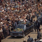 4.06.1979, Częstochowa, Polska.
Pierwsza pielgrzymka papieża Jana Pawła II do Polski w dniach 2-10 czerwca 1979 roku. Ojciec Święty przybywa na spotkanie z wiernymi na Jasnej Górze.
Fot. Edward Grochowicz, zbiory Ośrodka KARTA