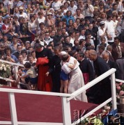 4.06.1979, Częstochowa, Polska.
Pierwsza pielgrzymka papieża Jana Pawła II do Polski w dniach 2-10 czerwca 1979 roku. Ojciec Święty przybywa na spotkanie z wiernymi na Jasnej Górze. Papieżowi towarzyszą m.in. papieski ceremoniarz John Magee (1. z lewej na schodach), ksiądz Stanisław Dziwisz (2. z lewej), prałat antykamery papieskiej ksiądz Juliusz Paetz (za Janem Pawłem II).
Fot. Edward Grochowicz, zbiory Ośrodka KARTA