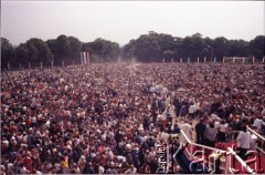 4.06.1979, Częstochowa, Polska.
Pierwsza pielgrzymka papieża Jana Pawła II do Polski w dniach 2-10 czerwca 1979 roku. Widok na błonia jasnogórskie podczas mszy świętej celebrowanej przez Ojca Świętego.
Fot. Edward Grochowicz, zbiory Ośrodka KARTA