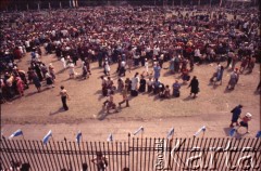 4.06.1979, Częstochowa, Polska.
Pierwsza pielgrzymka papieża Jana Pawła II do Polski w dniach 2-10 czerwca 1979 roku. Widok na błonia jasnogórskie podczas mszy świętej celebrowanej przez Ojca Świętego.
Fot. Edward Grochowicz, zbiory Ośrodka KARTA