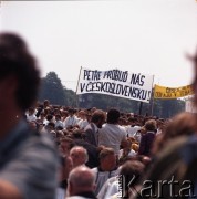 10.06.1979, Kraków, Polska.
Pierwsza pielgrzymka papieża Jana Pawła II do Polski w dniach 2-10 czerwca 1979 roku. Msza święta sprawowana przez Ojca Świętego na Błoniach Krakowskich. W głębi wierni z Czechosłowacji z transparentem: 