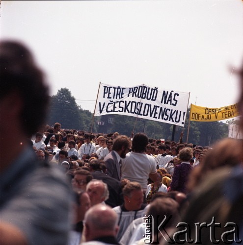 10.06.1979, Kraków, Polska.
Pierwsza pielgrzymka papieża Jana Pawła II do Polski w dniach 2-10 czerwca 1979 roku. Msza święta sprawowana przez Ojca Świętego na Błoniach Krakowskich. W głębi wierni z Czechosłowacji z transparentem: 