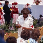 10.06.1979, Kraków, Polska.
Pierwsza pielgrzymka papieża Jana Pawła II do Polski w dniach 2-10 czerwca 1979 roku. Msza święta sprawowana przez Ojca Świętego na Błoniach Krakowskich. Kobieta ze służby medycznej podaje wodę.
Fot. Edward Grochowicz, zbiory Ośrodka KARTA