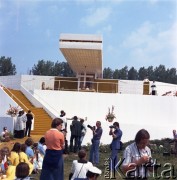 10.06.1979, Kraków, Polska.
Pierwsza pielgrzymka papieża Jana Pawła II do Polski w dniach 2-10 czerwca 1979 roku. Msza święta sprawowana przez Ojca Świętego na Błoniach Krakowskich. Widok na ołtarz, pod którym stoją fotoreporterzy.
Fot. Edward Grochowicz, zbiory Ośrodka KARTA