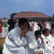 10.06.1979, Kraków, Polska.
Pierwsza pielgrzymka papieża Jana Pawła II do Polski w dniach 2-10 czerwca 1979 roku. Ministranci podczas mszy świętej sprawowanej przez Ojca Świętego na Błoniach Krakowskich.
Fot. Edward Grochowicz, zbiory Ośrodka KARTA