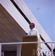 10.06.1979, Kraków, Polska.
Pierwsza pielgrzymka papieża Jana Pawła II do Polski w dniach 2-10 czerwca 1979 roku. Metropolita krakowski arcybiskup Franciszek Macharski podczas mszy świętej sprawowanej przez Ojca Świętego na Błoniach Krakowskich.
Fot. Edward Grochowicz, zbiory Ośrodka KARTA