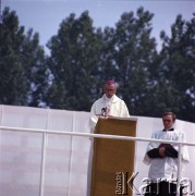 10.06.1979, Kraków, Polska.
Pierwsza pielgrzymka papieża Jana Pawła II do Polski w dniach 2-10 czerwca 1979 roku. Metropolita krakowski arcybiskup Franciszek Macharski podczas mszy świętej sprawowanej przez Ojca Świętego na Błoniach Krakowskich.
Fot. Edward Grochowicz, zbiory Ośrodka KARTA