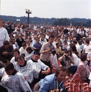10.06.1979, Kraków, Polska.
Pierwsza pielgrzymka papieża Jana Pawła II do Polski w dniach 2-10 czerwca 1979 roku. Wierni podczas mszy świętej sprawowanej przez Ojca Świętego na Błoniach Krakowskich.
Fot. Edward Grochowicz, zbiory Ośrodka KARTA