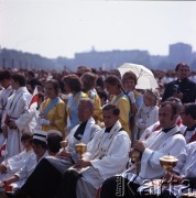 10.06.1979, Kraków, Polska.
Pierwsza pielgrzymka papieża Jana Pawła II do Polski w dniach 2-10 czerwca 1979 roku. Msza święta sprawowana przez Ojca Świętego na Błoniach Krakowskich. Na pierwszym planie księża z puszkami przed komunią świętą.
Fot. Edward Grochowicz, zbiory Ośrodka KARTA