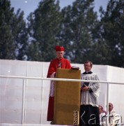 10.06.1979, Kraków, Polska.
Pierwsza pielgrzymka papieża Jana Pawła II do Polski w dniach 2-10 czerwca 1979 roku. Msza święta sprawowana przez Ojca Świętego na Błoniach Krakowskich. Na zdjęciu prymas Polski kardynał Stefan Wyszyński.
Fot. Edward Grochowicz, zbiory Ośrodka KARTA