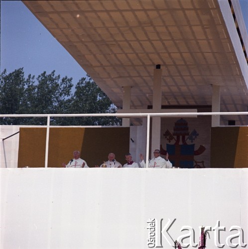 10.06.1979, Kraków, Polska.
Pierwsza pielgrzymka papieża Jana Pawła II do Polski w dniach 2-10 czerwca 1979 roku. Msza święta sprawowana przez Ojca Świętego na Błoniach Krakowskich.
Fot. Edward Grochowicz, zbiory Ośrodka KARTA