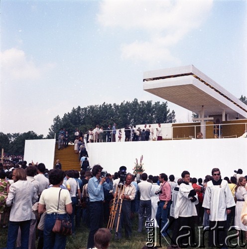 10.06.1979, Kraków, Polska.
Pierwsza pielgrzymka papieża Jana Pawła II do Polski w dniach 2-10 czerwca 1979 roku. Msza święta sprawowana przez Ojca Świętego na Błoniach Krakowskich.
Fot. Edward Grochowicz, zbiory Ośrodka KARTA