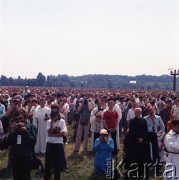 10.06.1979, Kraków, Polska.
Pierwsza pielgrzymka papieża Jana Pawła II do Polski w dniach 2-10 czerwca 1979 roku. Wierni podczas mszy świętej sprawowanej przez Ojca Świętego na Błoniach Krakowskich.
Fot. Edward Grochowicz, zbiory Ośrodka KARTA