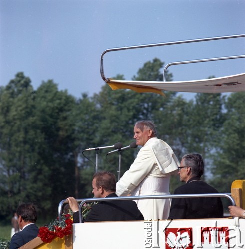 10.06.1979, Kraków, Polska.
Pierwsza pielgrzymka papieża Jana Pawła II do Polski w dniach 2-10 czerwca 1979 roku. Ojciec Święty w papamobile na Błoniach Krakowskich, towarzyszą mu metropolita krakowski arcybiskup Franciszek Macharski (1. z prawej) i ksiądz Stanisław Dziwisz.
Fot. Edward Grochowicz, zbiory Ośrodka KARTA