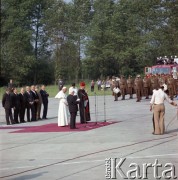 10.06.1979, Kraków, Polska.
Pierwsza pielgrzymka papieża Jana Pawła II do Polski w dniach 2-10 czerwca 1979 roku. Pożegnanie Ojca Świętego na lotnisku w Balicach. Obok Jana Pawła II stoją Przewodniczący Rady Państwa Henryk Jabłoński i prymas Polski kardynał Stefan Wyszyński.
Fot. Edward Grochowicz, zbiory Ośrodka KARTA
