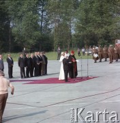 10.06.1979, Kraków, Polska.
Pierwsza pielgrzymka papieża Jana Pawła II do Polski w dniach 2-10 czerwca 1979 roku. Pożegnanie Ojca Świętego na lotnisku w Balicach. Obok Jana Pawła II stoją Przewodniczący Rady Państwa Henryk Jabłoński i prymas Polski kardynał Stefan Wyszyński.
Fot. Edward Grochowicz, zbiory Ośrodka KARTA