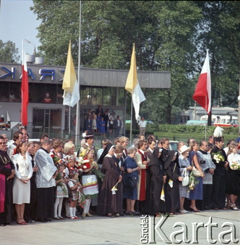 10.06.1979, Kraków, Polska.
Pierwsza pielgrzymka papieża Jana Pawła II do Polski w dniach 2-10 czerwca 1979 roku. Pożegnanie Ojca Świętego na lotnisku w Balicach.
Fot. Edward Grochowicz, zbiory Ośrodka KARTA