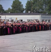 10.06.1979, Kraków, Polska.
Pierwsza pielgrzymka papieża Jana Pawła II do Polski w dniach 2-10 czerwca 1979 roku. Biskupi podczas pożegnania Ojca Świętego na lotnisku w Balicach.
Fot. Edward Grochowicz, zbiory Ośrodka KARTA