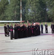 10.06.1979, Kraków, Polska.
Pierwsza pielgrzymka papieża Jana Pawła II do Polski w dniach 2-10 czerwca 1979 roku. Biskupi podczas pożegnania Ojca Świętego na lotnisku w Balicach.
Fot. Edward Grochowicz, zbiory Ośrodka KARTA