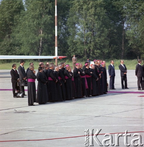 10.06.1979, Kraków, Polska.
Pierwsza pielgrzymka papieża Jana Pawła II do Polski w dniach 2-10 czerwca 1979 roku. Biskupi podczas pożegnania Ojca Świętego na lotnisku w Balicach.
Fot. Edward Grochowicz, zbiory Ośrodka KARTA