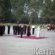 10.06.1979, Kraków, Polska.
Pierwsza pielgrzymka papieża Jana Pawła II do Polski w dniach 2-10 czerwca 1979 roku. Pożegnanie Ojca Świętego na lotnisku w Balicach, za Janem Pawłem II stoją Przewodniczący Rady Państwa Henryk Jabłoński i prymas Polski kardynał Stefan Wyszyński.
Fot. Edward Grochowicz, zbiory Ośrodka KARTA