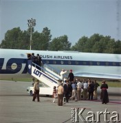 10.06.1979, Kraków, Polska.
Pierwsza pielgrzymka papieża Jana Pawła II do Polski w dniach 2-10 czerwca 1979 roku. Pożegnanie Ojca Świętego na lotnisku w Balicach. Jan Paweł II wsiada na pokład samolotu Polskich Linii Lotniczych LOT.
Fot. Edward Grochowicz, zbiory Ośrodka KARTA