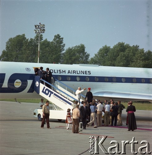 10.06.1979, Kraków, Polska.
Pierwsza pielgrzymka papieża Jana Pawła II do Polski w dniach 2-10 czerwca 1979 roku. Pożegnanie Ojca Świętego na lotnisku w Balicach. Jan Paweł II wsiada na pokład samolotu Polskich Linii Lotniczych LOT.
Fot. Edward Grochowicz, zbiory Ośrodka KARTA