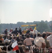 10.06.1979, Kraków, Polska.
Pierwsza pielgrzymka papieża Jana Pawła II do Polski w dniach 2-10 czerwca 1979 roku. Ojciec Święty w papamobile podczas przejazdu między tłumem wiernych na Błoniach Krakowskich.
Fot. Edward Grochowicz, zbiory Ośrodka KARTA