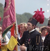 10.06.1979, Kraków, Polska.
Pierwsza pielgrzymka papieża Jana Pawła II do Polski w dniach 2-10 czerwca 1979 roku. Górnik ze sztandarem podczas mszy świętej sprawowanej przez Ojca Świętego na Błoniach Krakowskich.
Fot. Edward Grochowicz, zbiory Ośrodka KARTA