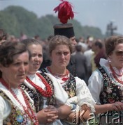 10.06.1979, Kraków, Polska.
Pierwsza pielgrzymka papieża Jana Pawła II do Polski w dniach 2-10 czerwca 1979 roku. Kobiety w strojach krakowskich podczas mszy świętej sprawowanej przez Ojca Świętego na Błoniach Krakowskich.
Fot. Edward Grochowicz, zbiory Ośrodka KARTA