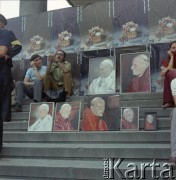 9-10.06.1979, Kraków, Polska.
Pierwsza pielgrzymka papieża Jana Pawła II do Polski w dniach 2-10 czerwca 1979 roku. Sprzedaż portretów Ojca Świętego.
Fot. Edward Grochowicz, zbiory Ośrodka KARTA