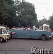9-10.06.1979, Kraków, Polska.
Pierwsza pielgrzymka papieża Jana Pawła II do Polski w dniach 2-10 czerwca 1979 roku. Księża w samochodzie, którzy przybyli na spotkanie z Janem Pawłem II.
Fot. Edward Grochowicz, zbiory Ośrodka KARTA