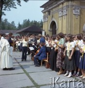 9.06.1979, Kraków, Polska.
Pierwsza pielgrzymka papieża Jana Pawła II do Polski w dniach 2-10 czerwca 1979 roku. Zespół muzyczny i wierni zgromadzeni przed kościołem Wniebowzięcia Najświętszej Maryi Panny i św. Wacława w opactwie cystersów w Mogile w związku z przyjazdem Ojca Świętego.
Fot. Edward Grochowicz, zbiory Ośrodka KARTA