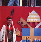 9.06.1979, Kraków, Polska.
Pierwsza pielgrzymka papieża Jana Pawła II do Polski w dniach 2-10 czerwca 1979 roku. Wizyta Ojca Świętego w opactwie cysterskim w Mogile. Mężczyzna w stroju krakowskim przy herbie Jana Pawła II.
Fot. Edward Grochowicz, zbiory Ośrodka KARTA