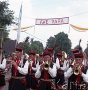 9.06.1979, Kraków, Polska.
Pierwsza pielgrzymka papieża Jana Pawła II do Polski w dniach 2-10 czerwca 1979 roku. Wizyta Ojca Świętego w opactwie cysterskim w Mogile. Na zdjęciu członkowie orkiestry w strojach krakowskich.
Fot. Edward Grochowicz, zbiory Ośrodka KARTA