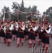 9.06.1979, Kraków, Polska.
Pierwsza pielgrzymka papieża Jana Pawła II do Polski w dniach 2-10 czerwca 1979 roku. Wizyta Ojca Świętego w opactwie cysterskim w Mogile. Na zdjęciu członkowie orkiestry w strojach krakowskich.
Fot. Edward Grochowicz, zbiory Ośrodka KARTA