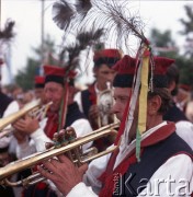 9.06.1979, Kraków, Polska.
Pierwsza pielgrzymka papieża Jana Pawła II do Polski w dniach 2-10 czerwca 1979 roku. Wizyta Ojca Świętego w opactwie cysterskim w Mogile. Na zdjęciu członkowie orkiestry w strojach krakowskich.
Fot. Edward Grochowicz, zbiory Ośrodka KARTA