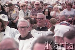 10.06.1979, Kraków, Polska.
Pierwsza pielgrzymka papieża Jana Pawła II do Polski w dniach 2-10 czerwca 1979 roku. Wierni na mszy świętej sprawowanej przez Ojca Świętego na Błoniach Krakowskich. 
Fot. Edward Grochowicz, zbiory Ośrodka KARTA