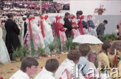 10.06.1979, Kraków, Polska.
Pierwsza pielgrzymka papieża Jana Pawła II do Polski w dniach 2-10 czerwca 1979 roku. Wierni na mszy świętej sprawowanej przez Ojca Świętego na Błoniach Krakowskich, widoczne kobiety w strojach ludowych.
Fot. Edward Grochowicz, zbiory Ośrodka KARTA
