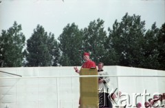 10.06.1979, Kraków, Polska.
Pierwsza pielgrzymka papieża Jana Pawła II do Polski w dniach 2-10 czerwca 1979 roku. Prymas Polski kardynał Stefan Wyszyński podczas mszy świętej sprawowanej przez Ojca Świętego na Błoniach Krakowskich.
Fot. Edward Grochowicz, zbiory Ośrodka KARTA